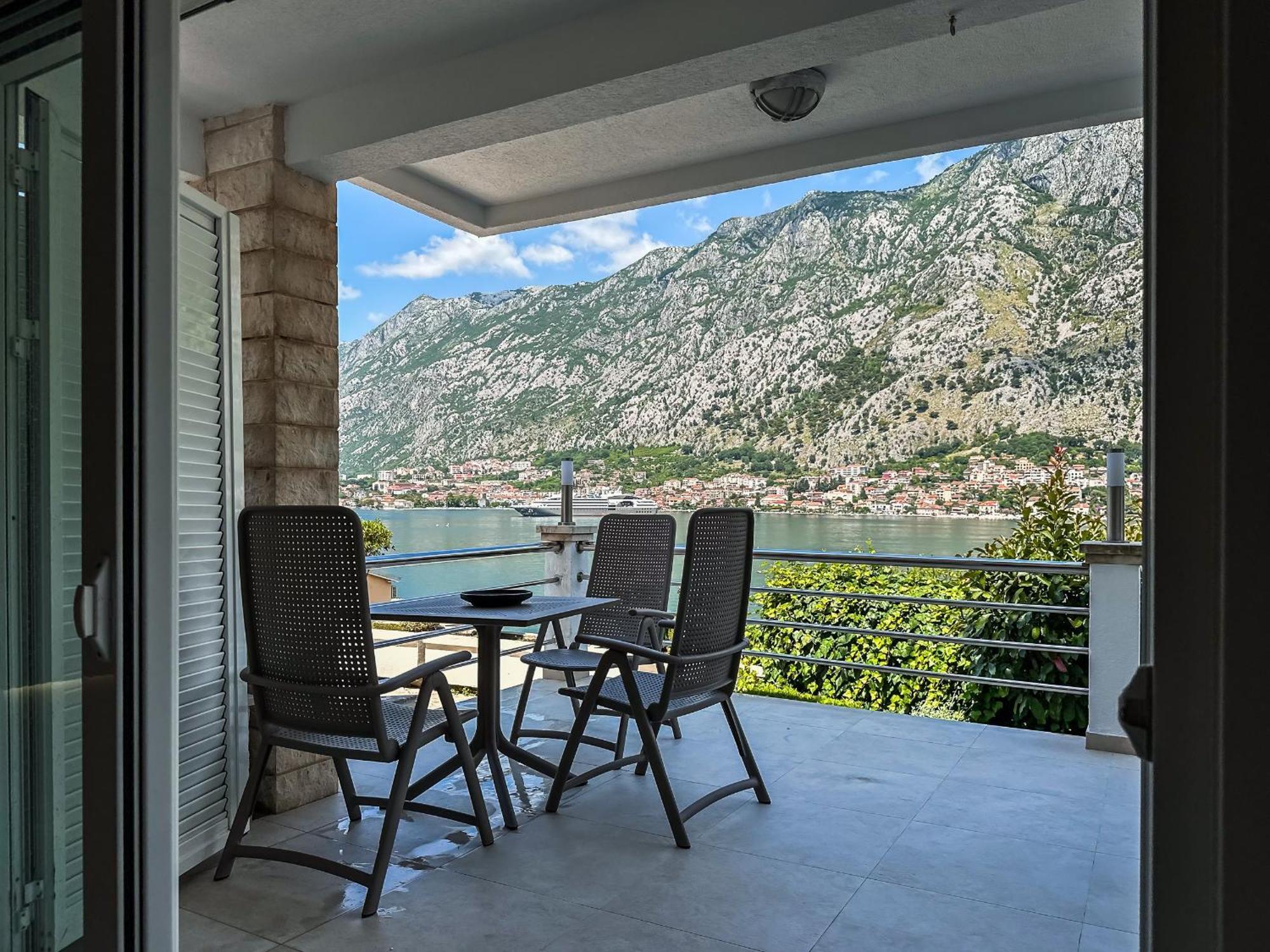 Chillout Apartment In Kotor Bay Buitenkant foto